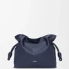 Mittlere Flamenco-Clutch aus Nappakalbsleder in Abyss Blue