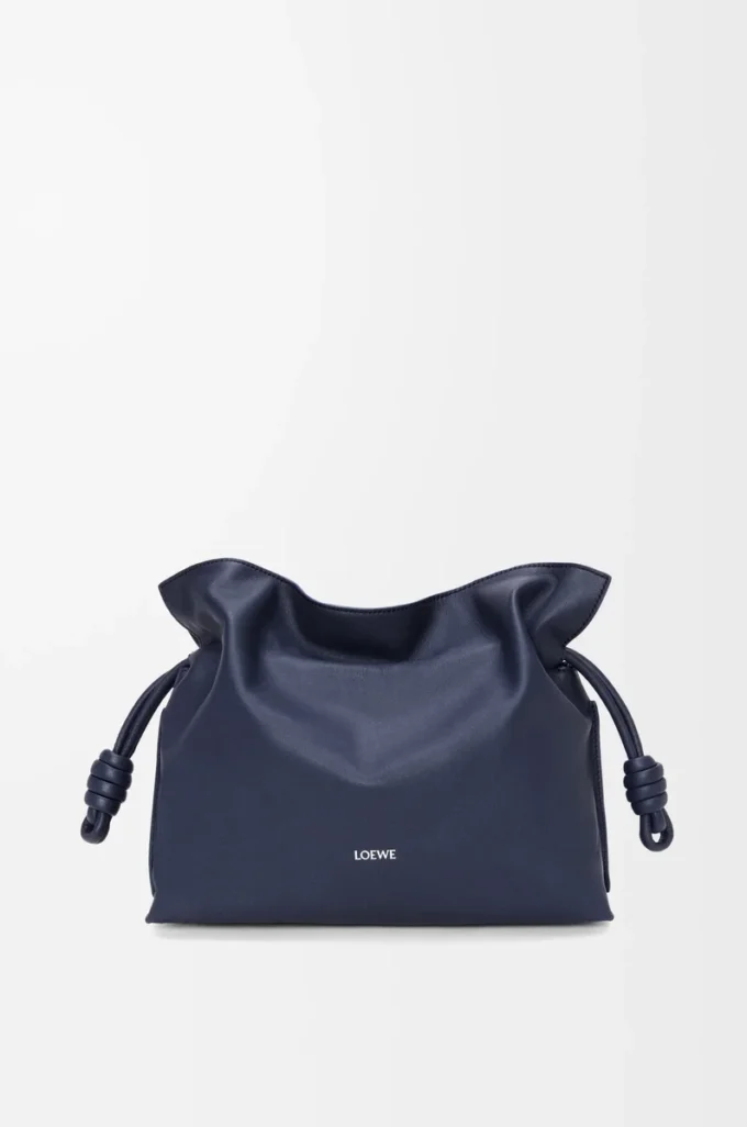 Mittlere Flamenco-Clutch aus Nappakalbsleder in Abyss Blue