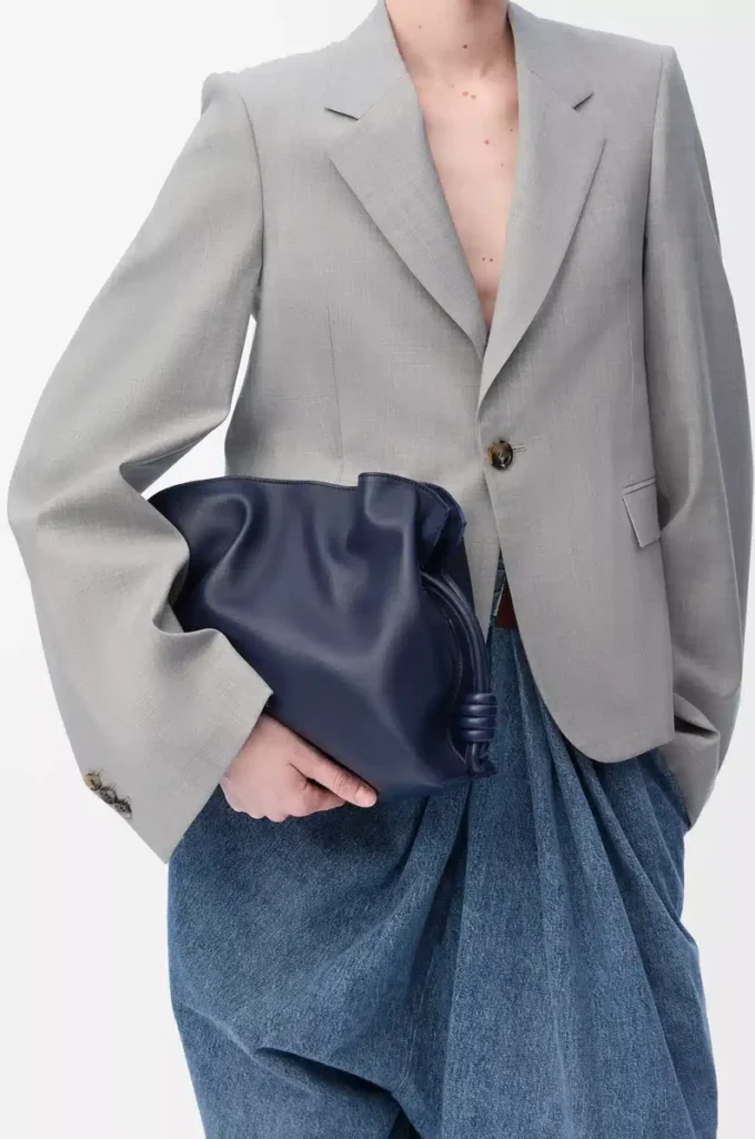 Mittlere Flamenco-Clutch aus Nappakalbsleder in Abyss Blue