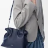Mittlere Flamenco-Clutch aus Nappakalbsleder in Abyss Blue