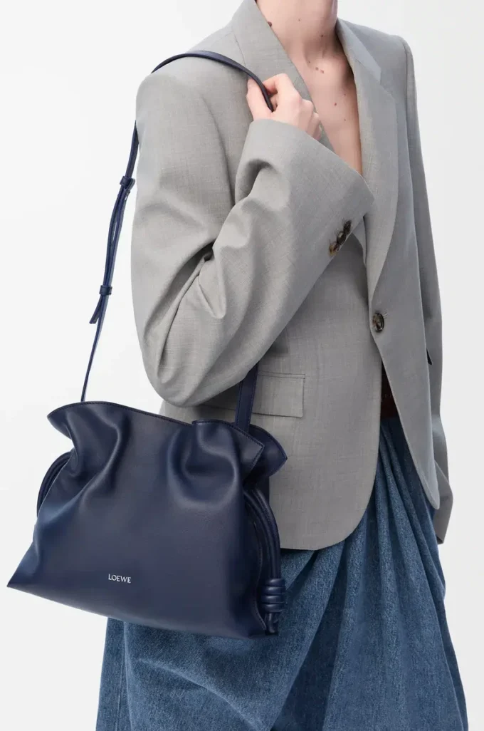 Mittlere Flamenco-Clutch aus Nappakalbsleder in Abyss Blue