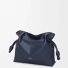 Mittlere Flamenco-Clutch aus Nappakalbsleder in Abyss Blue