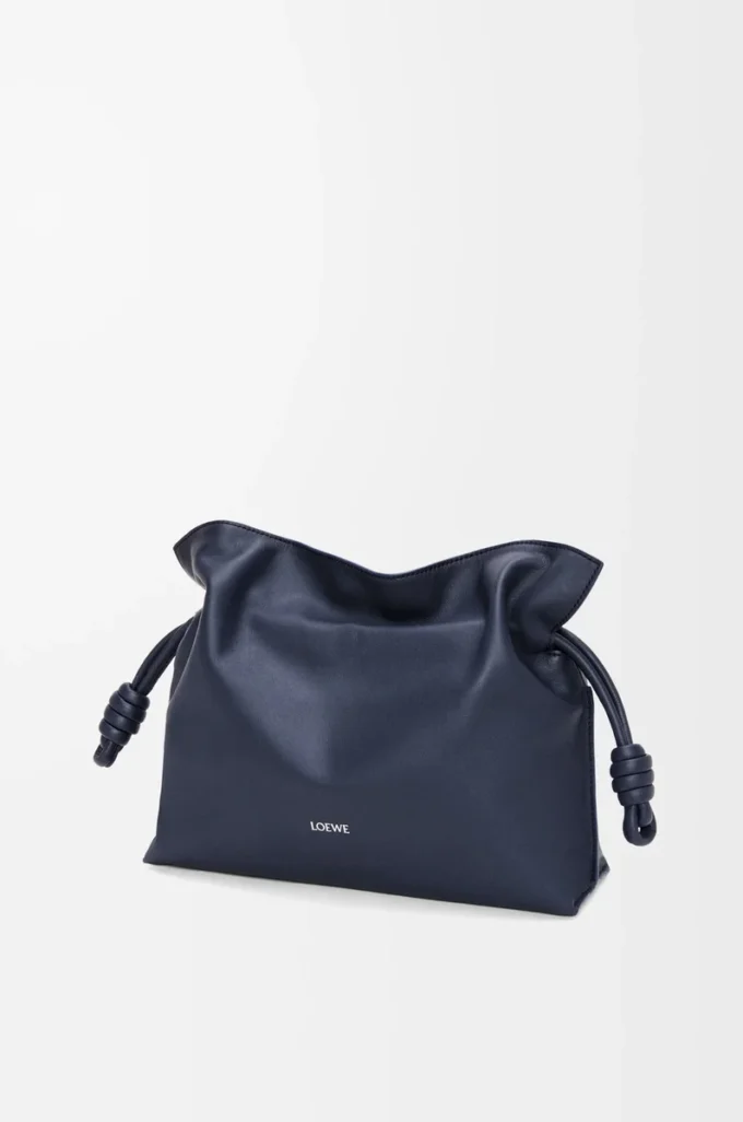 Mittlere Flamenco-Clutch aus Nappakalbsleder in Abyss Blue