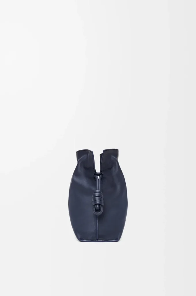 Mittlere Flamenco-Clutch aus Nappakalbsleder in Abyss Blue