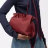 Mittlere Flamenco-Clutch aus Nappakalbsleder in Burnt Red