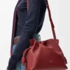 Mittlere Flamenco-Clutch aus Nappakalbsleder in Burnt Red