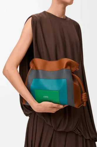Mittlere Flamenco-Clutch aus Nappakalbsleder in Karamell/Hellgrün