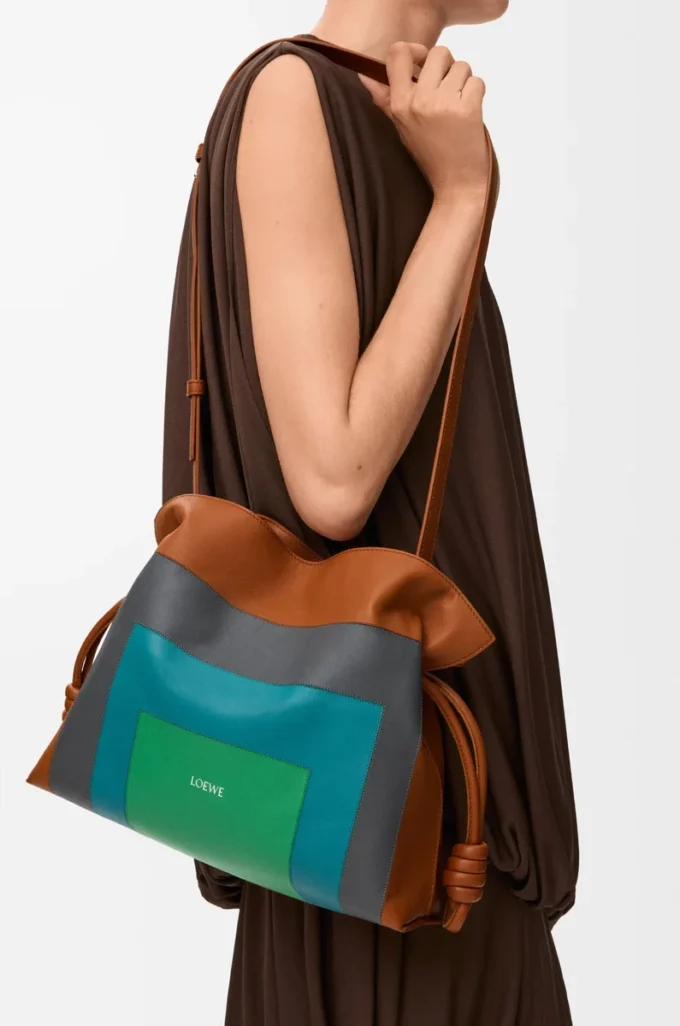 Mittlere Flamenco-Clutch aus Nappakalbsleder in Karamell/Hellgrün