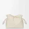 Mittlere Flamenco-Clutch aus Nappakalbsleder Sea Salt
