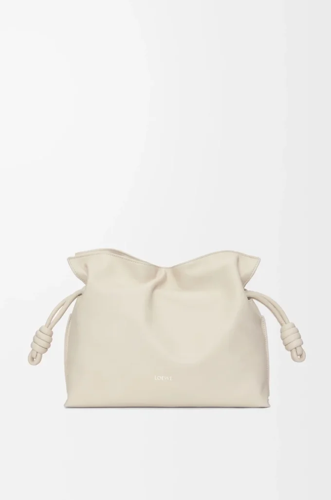Mittlere Flamenco-Clutch aus Nappakalbsleder Sea Salt