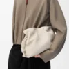 Mittlere Flamenco-Clutch aus Nappakalbsleder Sea Salt