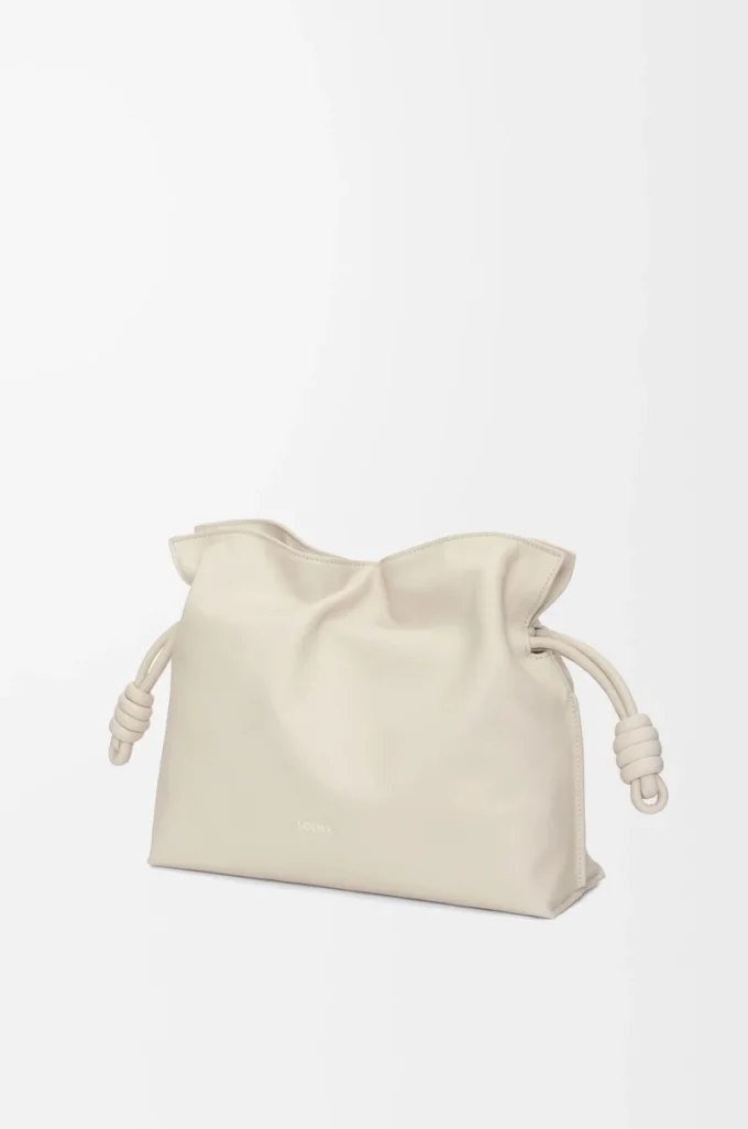 Mittlere Flamenco-Clutch aus Nappakalbsleder Sea Salt