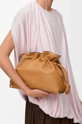 Mittlere Flamenco-Clutch aus Nappakalbsleder Warm Desert