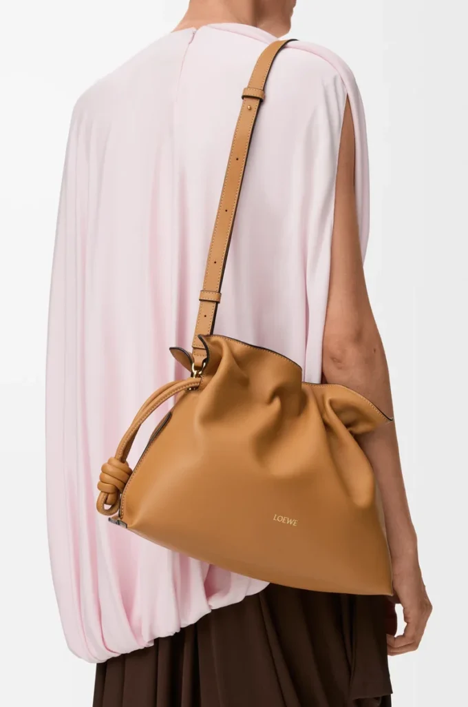 Mittlere Flamenco-Clutch aus Nappakalbsleder Warm Desert