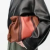 Mittlere Flamenco-Clutch Landscape aus Nappakalbsleder in Pecan/Parrot Pink