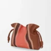 Mittlere Flamenco-Clutch Landscape aus Nappakalbsleder in Pecan/Parrot Pink