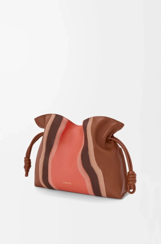 Mittlere Flamenco-Clutch Landscape aus Nappakalbsleder in Pecan/Parrot Pink