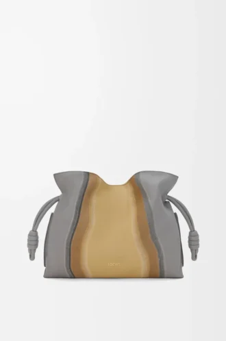 Mittlere Flamenco-Clutch Landscape aus Nappakalbsleder in Sparkling Grey/Butter