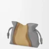 Mittlere Flamenco-Clutch Landscape aus Nappakalbsleder in Sparkling Grey/Butter