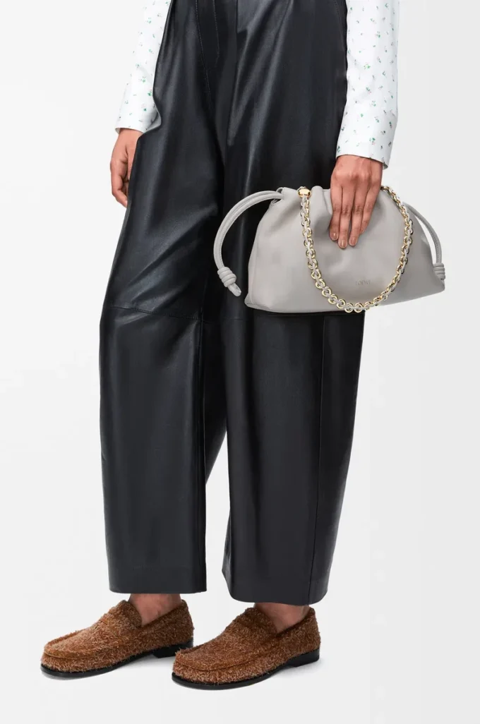 Mittlere Flamenco-Geldbörse aus weichem Nappalammleder in Shell Grey
