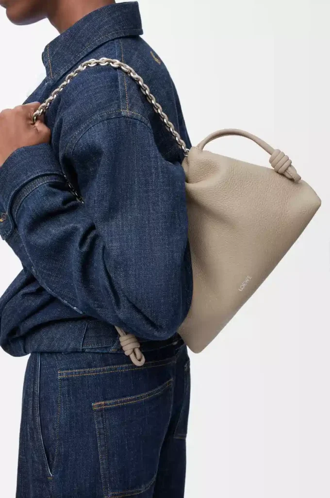 Mittlere Flamenco-Handtasche aus feinnarbigem Kalbsleder Clay
