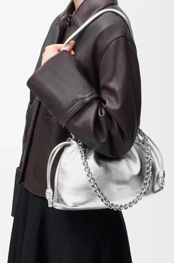 Mittlere Flamenco-Handtasche aus laminiertem Lammleder Silber
