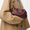 Mittlere Flamenco-Handtasche aus weichem Nappalammleder in Dunkelburgunder
