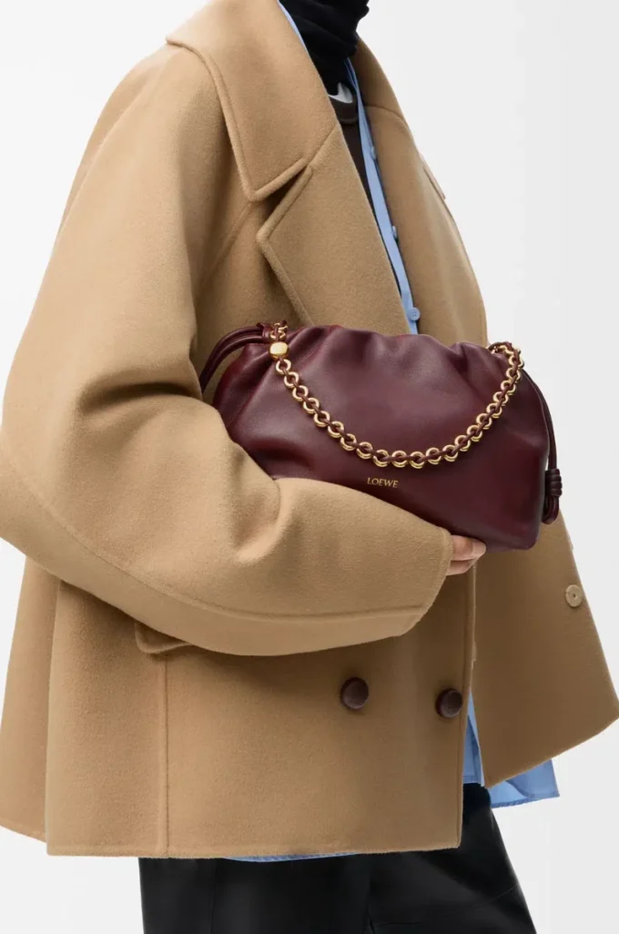 Mittlere Flamenco-Handtasche aus weichem Nappalammleder in Dunkelburgunder