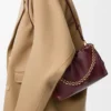Mittlere Flamenco-Handtasche aus weichem Nappalammleder in Dunkelburgunder