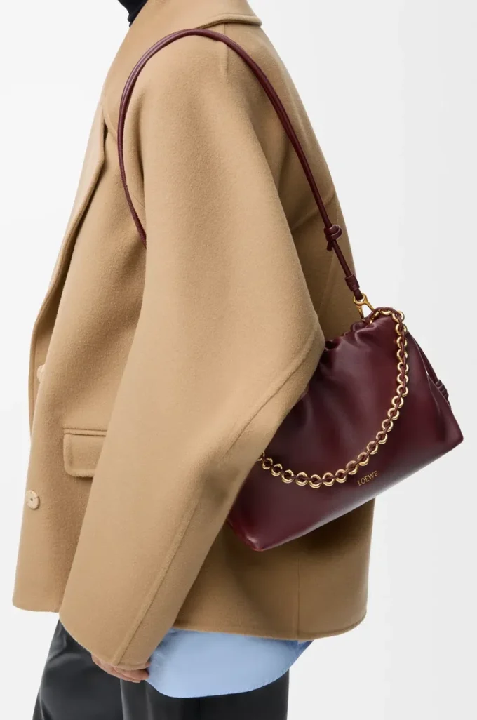 Mittlere Flamenco-Handtasche aus weichem Nappalammleder in Dunkelburgunder