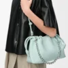 Mittlere Flamenco-Handtasche aus weichem Nappalammleder in Frozen