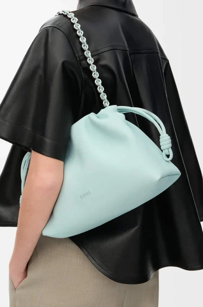 Mittlere Flamenco-Handtasche aus weichem Nappalammleder in Frozen