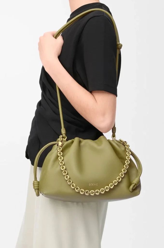 Mittlere Flamenco-Handtasche aus weichem Nappalammleder in Hellmoos