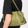 Mittlere Flamenco-Handtasche aus weichem Nappalammleder in Hellmoos