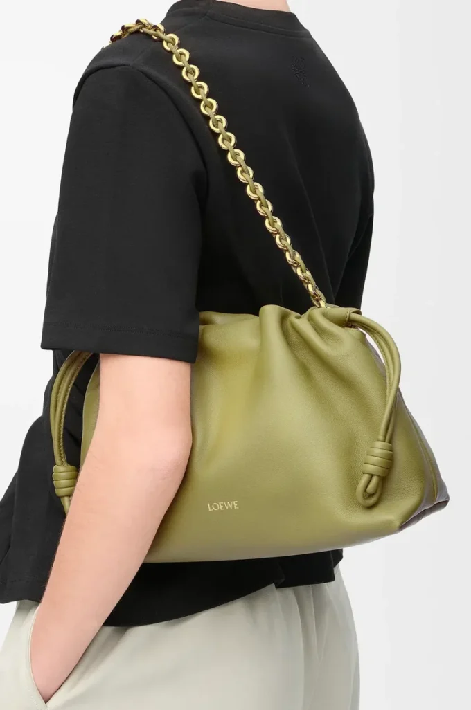 Mittlere Flamenco-Handtasche aus weichem Nappalammleder in Hellmoos