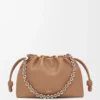 Mittlere Flamenco-Handtasche aus weichem Nappalammleder in Mokka
