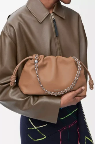 Mittlere Flamenco-Handtasche aus weichem Nappalammleder in Mokka