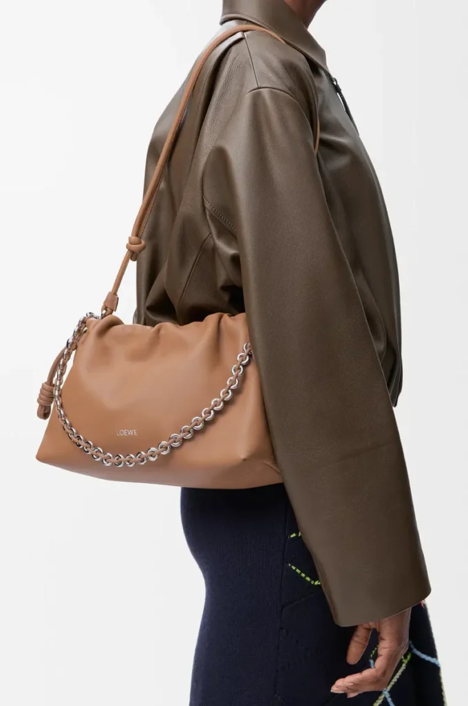 Mittlere Flamenco-Handtasche aus weichem Nappalammleder in Mokka