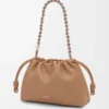 Mittlere Flamenco-Handtasche aus weichem Nappalammleder in Mokka