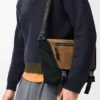 Mittlere Flex Messenger aus Canvas und Wildleder Schwarz/Dunkelgold Mittlere Flex Messenger aus Canvas und Wildleder Schwarz/Dunkelgold