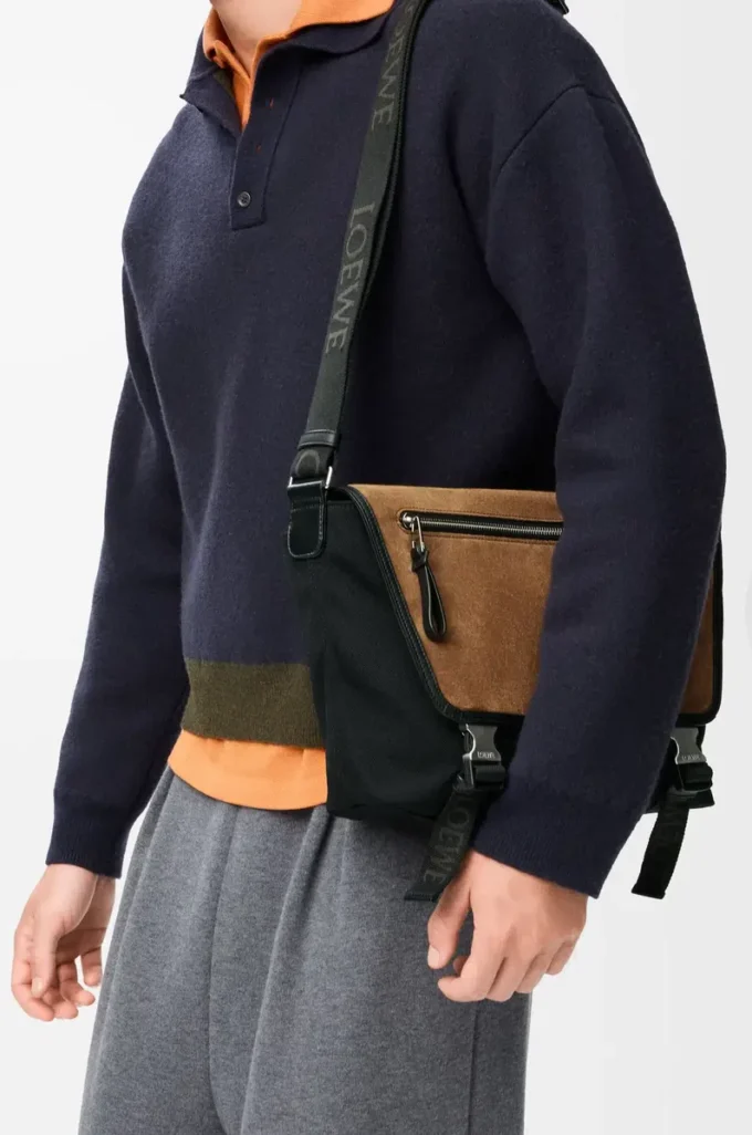 Mittlere Flex Messenger aus Canvas und Wildleder Schwarz/Dunkelgold Mittlere Flex Messenger aus Canvas und Wildleder Schwarz/Dunkelgold