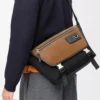 Mittlere Flex Messenger aus Canvas und Wildleder Schwarz/Dunkelgold Mittlere Flex Messenger aus Canvas und Wildleder Schwarz/Dunkelgold