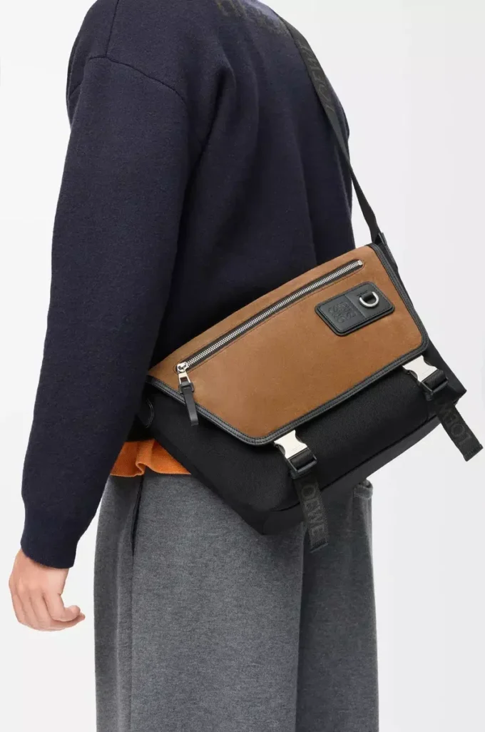 Mittlere Flex Messenger aus Canvas und Wildleder Schwarz/Dunkelgold Mittlere Flex Messenger aus Canvas und Wildleder Schwarz/Dunkelgold