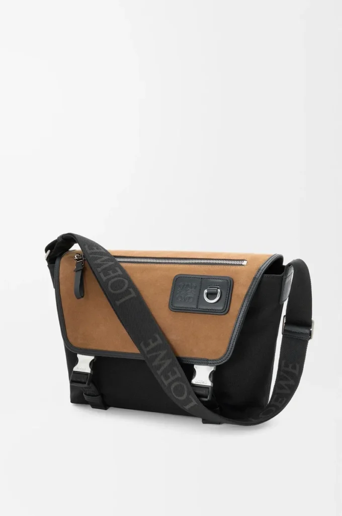 Mittlere Flex Messenger aus Canvas und Wildleder Schwarz/Dunkelgold Mittlere Flex Messenger aus Canvas und Wildleder Schwarz/Dunkelgold