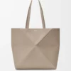Mittlere horizontale Puzzle Fold-Tasche aus weichem genarbtem Kalbsleder in Clay