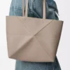 Mittlere horizontale Puzzle Fold-Tasche aus weichem genarbtem Kalbsleder in Clay