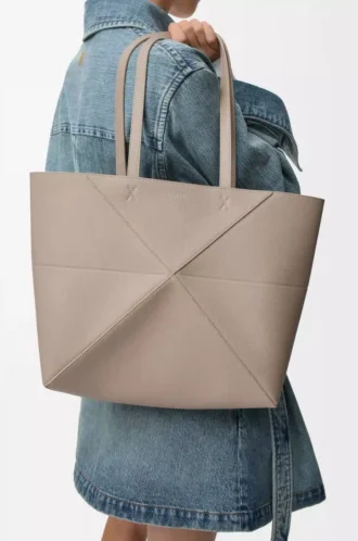 Mittlere horizontale Puzzle Fold-Tasche aus weichem genarbtem Kalbsleder in Clay