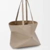 Mittlere horizontale Puzzle Fold-Tasche aus weichem genarbtem Kalbsleder in Clay