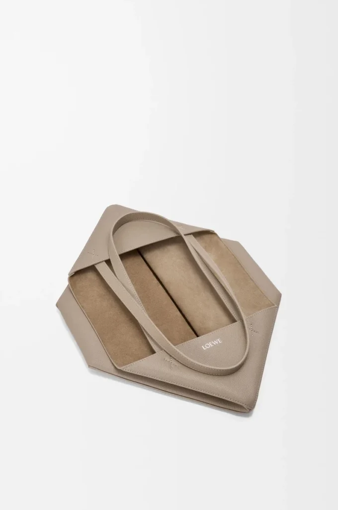 Mittlere horizontale Puzzle Fold-Tasche aus weichem genarbtem Kalbsleder in Clay