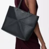 Mittlere horizontale Puzzle Fold-Tasche aus weichem genarbtem Kalbsleder in Schwarz